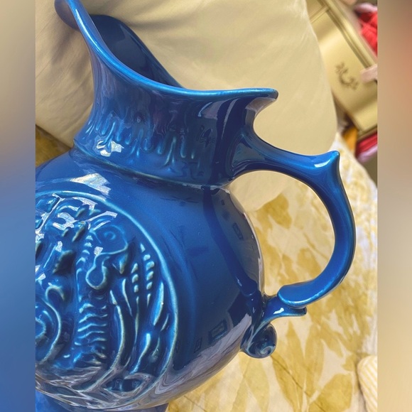 Vintage McCoy Raised Turkey vase/pitcher 1968. Beautiful blue. Tiny chip on top. - Picture 8 of 15